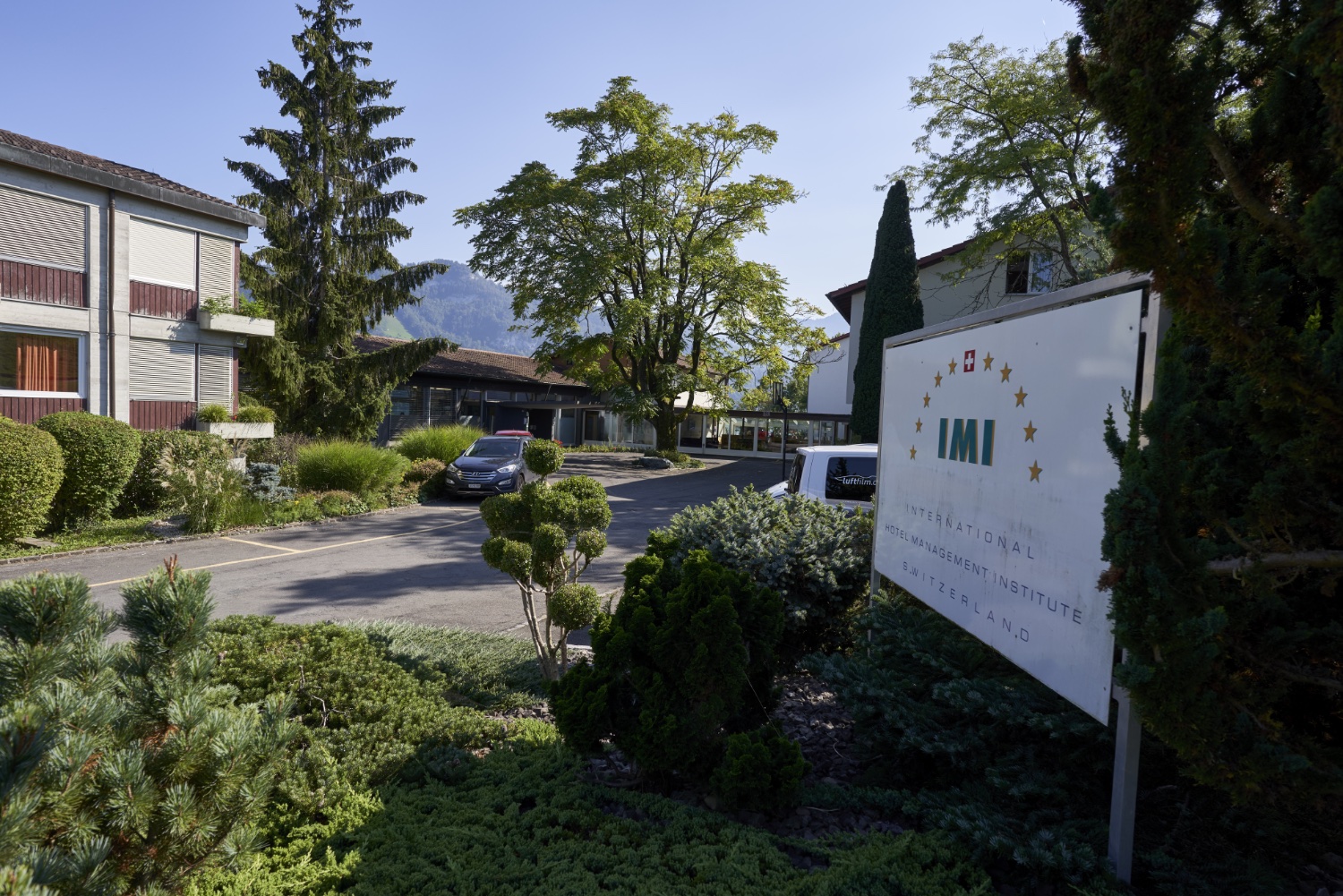Summer Camp at International Management Institute (Switzerland) 